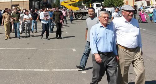 Участники митинга в Грозном против притеснений мусульман в Мьянме. 4 сентября 2017 г. Фото Николая Петрова для "Кавказского узла" Участники митинга в Грозном против притеснений мусульман в Мьянме. 4 сентября 2017 г. Фото Николая Петрова для "Кавказского узла"