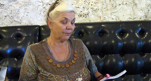 Валентина Чудакова читает экспертизу. Фото Константина Волгина для "Кавказского узла" Валентина Чудакова читает экспертизу. Фото Константина Волгина для "Кавказского узла"