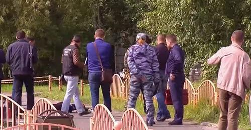 На месте нападения в Сургуте Артура Гаджиева. 19 августа 2017 г. Кадр из видео пользователя RFE/RL https://www.youtube.com/watch?v=HEwXCkaFOMU На месте нападения в Сургуте Артура Гаджиева. 19 августа 2017 г. Кадр из видео пользователя RFE/RL https://www.youtube.com/watch?v=HEwXCkaFOMU