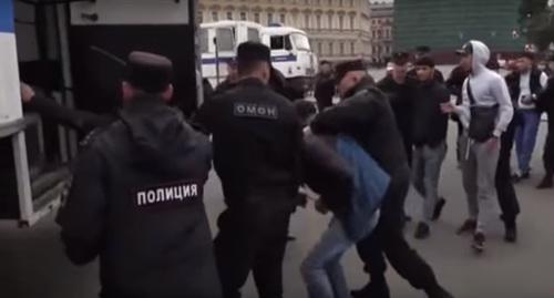 Задержание в Санкт-Петербурге участников митинга в поддержку мусульман Мьянмы. Фото: скриншот видео https://www.youtube.com/watch?v=G6VXFk5ywXk&t=64s Задержание в Санкт-Петербурге участников митинга в поддержку мусульман Мьянмы. Фото: скриншот видео https://www.youtube.com/watch?v=G6VXFk5ywXk&t=64s