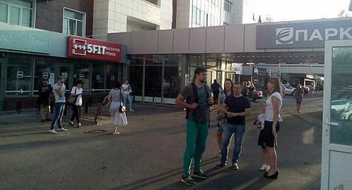 Эвакуация "Европарка" в Ставрополе после сообщения о минировании. Фото
Фото http://bloknot-stavropol.ru/news/vse-telefonnye-zvonki-o-zalozhennykh-v-stavropole- Эвакуация "Европарка" в Ставрополе после сообщения о минировании. Фото
Фото http://bloknot-stavropol.ru/news/vse-telefonnye-zvonki-o-zalozhennykh-v-stavropole-
