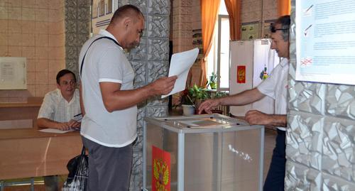 Избиратель на выборах. Фото Светланы Кравченко для "Кавказского узла" Избиратель на выборах. Фото Светланы Кравченко для "Кавказского узла"
