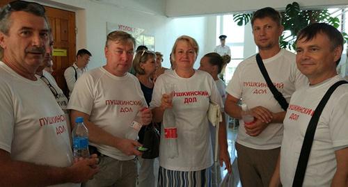 Потерпевших с водой не пускали в "зал суда". Фото Светланы Кравченко для "Кавказского узла" Потерпевших с водой не пускали в "зал суда". Фото Светланы Кравченко для "Кавказского узла"