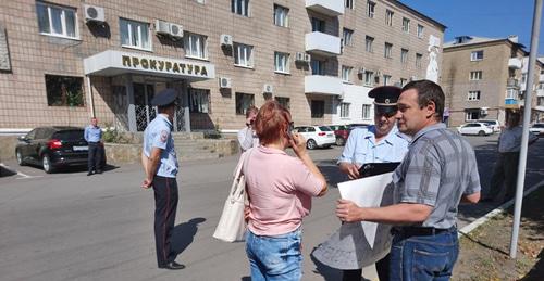 Задержание пикетчика возле прокуратуры. Гуково, 15 сентября 2017 г. Фото Вячеслава Прудникова для "Кавказского узла" Задержание пикетчика возле прокуратуры. Гуково, 15 сентября 2017 г. Фото Вячеслава Прудникова для "Кавказского узла"
