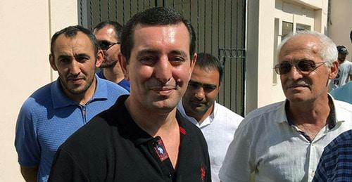 Фаиг Амиров (в центре). Фото http://haberrus.com/headline/2017/09/15/azerbaycanda-gulen-ile-baglantili-olmak-suclamasiyla-tutuklanan-gazeteci-serbest-birakildi.html Фаиг Амиров (в центре). Фото http://haberrus.com/headline/2017/09/15/azerbaycanda-gulen-ile-baglantili-olmak-suclamasiyla-tutuklanan-gazeteci-serbest-birakildi.html
