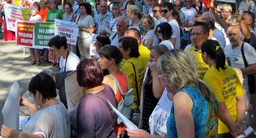 Митинг обманутых дольщиков в Ростове-на-Дону. 16 сентября 2017 года. Фото Константина Волгина для "Кавказского узла" Митинг обманутых дольщиков в Ростове-на-Дону. 16 сентября 2017 года. Фото Константина Волгина для "Кавказского узла"