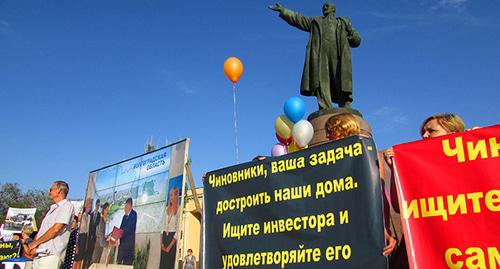 Плакаты обманутых дольщиков на митинге в Волгограде. Фото Вячеслава Ященко для "Кавказского узла" Плакаты обманутых дольщиков на митинге в Волгограде. Фото Вячеслава Ященко для "Кавказского узла"