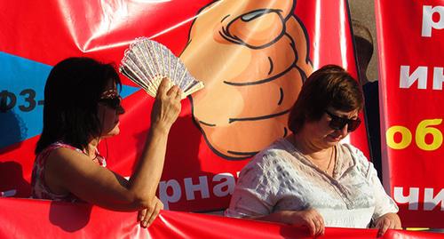 Плакаты обманутых дольщиков на митинге в Волгограде. Фото Вячеслава Ященко для "Кавказского узла" Плакаты обманутых дольщиков на митинге в Волгограде. Фото Вячеслава Ященко для "Кавказского узла"