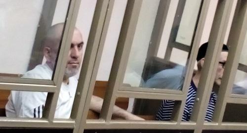 Маздаев и Белялов слушают обвинительное заключение. Фото Валерия Люгаева для "Кавказского узла" Маздаев и Белялов слушают обвинительное заключение. Фото Валерия Люгаева для "Кавказского узла"