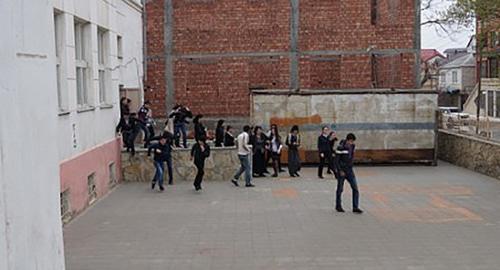 Эвакуация детей из школы в Дагестане. Фото http://05.mchs.gov.ru/ Эвакуация детей из школы в Дагестане. Фото http://05.mchs.gov.ru/