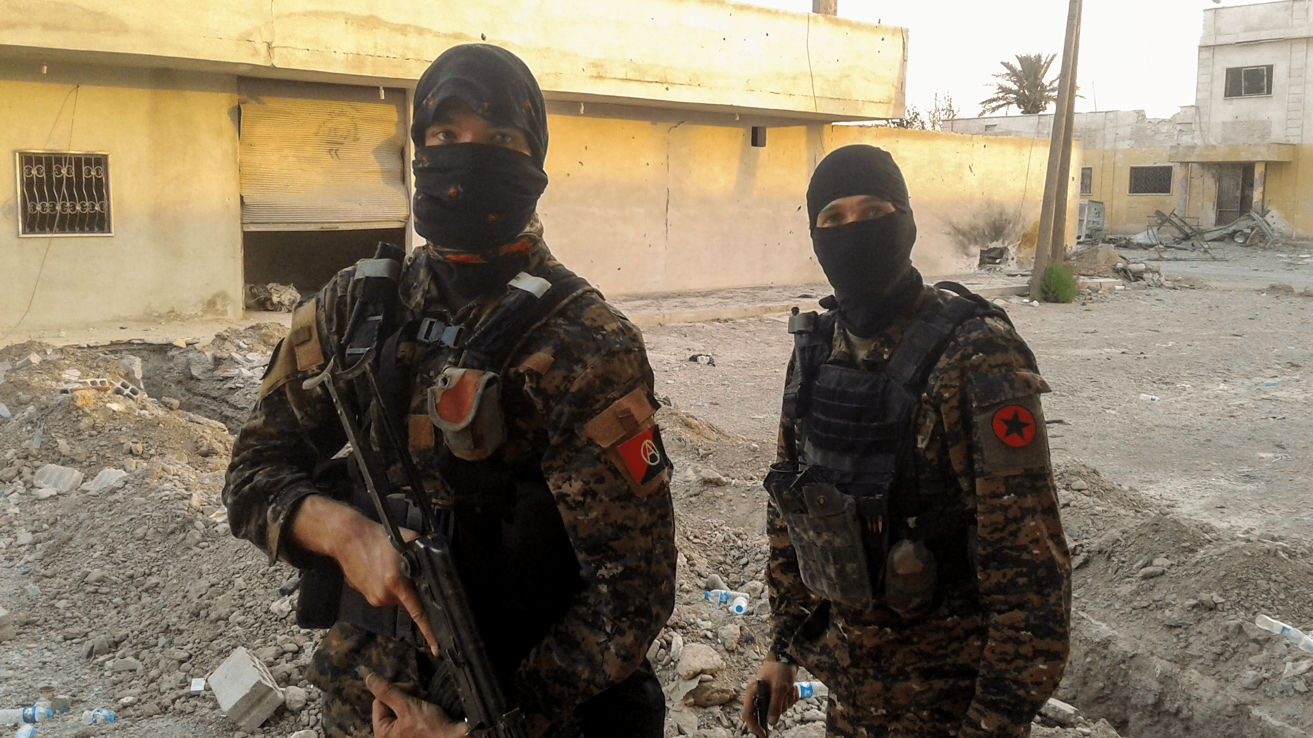 Бойцы анархистского ополчения IRPGF в Ракке. Автор: Анонимный фотограф IRPGF. https://archive.org/details/IRPGFRaqqa3 Бойцы анархистского ополчения IRPGF в Ракке. Автор: Анонимный фотограф IRPGF. https://archive.org/details/IRPGFRaqqa3