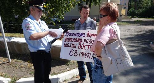 Одиночный пикет возле прокуратуры в Ростове-на-Дону
Фото Вячеслава Прудникова для "Кавказского узла" Одиночный пикет возле прокуратуры в Ростове-на-Дону
Фото Вячеслава Прудникова для "Кавказского узла"