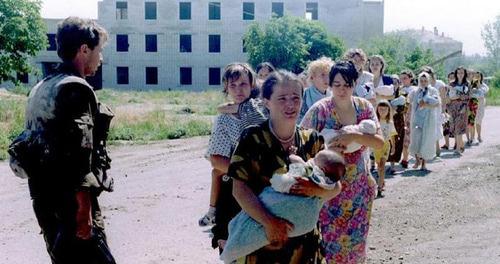 Заложники в Буденновске. 18 июня 1995 г. Фото: Stringer/REUTERS Заложники в Буденновске. 18 июня 1995 г. Фото: Stringer/REUTERS