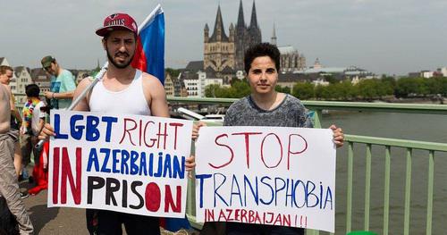 Азербайджанские ЛГБТ-активисты в Кельнe. Фото с сайта Nefes LGBT Azerbaijan Alliance Азербайджанские ЛГБТ-активисты в Кельнe. Фото с сайта Nefes LGBT Azerbaijan Alliance