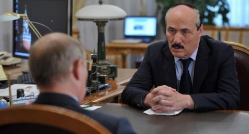 Рамазан Абдулатипов на встрече с Путиным 15 августа 2013 года. Фото с сайта Кремля. Рамазан Абдулатипов на встрече с Путиным 15 августа 2013 года. Фото с сайта Кремля.