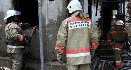 Пожарные на месте происшествия. Фото http://bloknot-rostov.ru/news/dvoe-muzhchin-i-zhenshchina-sgoreli-zazhivo-pri-po-888670 Пожарные на месте происшествия. Фото http://bloknot-rostov.ru/news/dvoe-muzhchin-i-zhenshchina-sgoreli-zazhivo-pri-po-888670