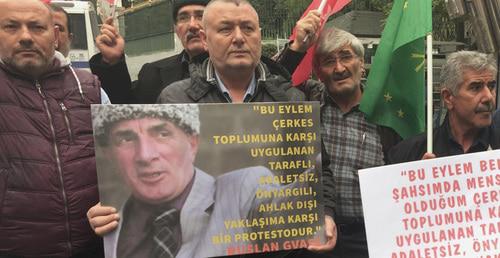 Участник акции в поддержку Руслана Гвашева держит его портрет. Стамбул, 2 октября 2017 г. Фото Магомеда Туаева для "Кавказского узла" Участник акции в поддержку Руслана Гвашева держит его портрет. Стамбул, 2 октября 2017 г. Фото Магомеда Туаева для "Кавказского узла"