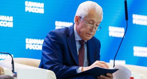 Владимир Васильев. Фото: http://vavasiliev.ru/facts/selskoe-hozyaistvo/zakonoproekt-osushchestvlyaet-zavetnuyu-mechtu-mnogikh-dachnikov-i-sadovodov/ Владимир Васильев. Фото: http://vavasiliev.ru/facts/selskoe-hozyaistvo/zakonoproekt-osushchestvlyaet-zavetnuyu-mechtu-mnogikh-dachnikov-i-sadovodov/