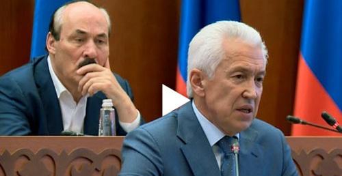 Владимир Васильев, на заднем фоне - Рамазан Абдулатипов. Фото, видео: Пятый канал https://www.5-tv.ru/news/157606/ Владимир Васильев, на заднем фоне - Рамазан Абдулатипов. Фото, видео: Пятый канал https://www.5-tv.ru/news/157606/