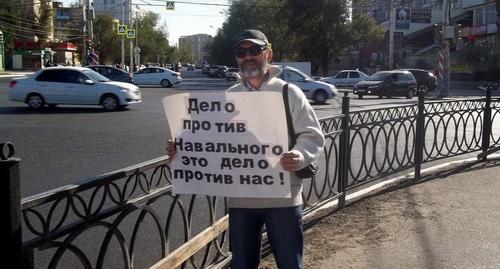 Михаил Анисенко проводит одиночный пикет в поддержку Навального. Астрахань, 7 октября 2017 года. Фото Елены Гребенюк для "Кавказского узла". Михаил Анисенко проводит одиночный пикет в поддержку Навального. Астрахань, 7 октября 2017 года. Фото Елены Гребенюк для "Кавказского узла".