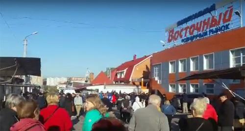 Арендаторы рынка "Восточный" после пожара. Фото Стоп-кадр видео https://www.youtube.com/watch?time_continue=9&v=18vbRo2if64 Арендаторы рынка "Восточный" после пожара. Фото Стоп-кадр видео https://www.youtube.com/watch?time_continue=9&v=18vbRo2if64