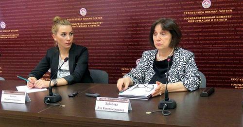 Глава Минфина Южной Осетии Аза Хабалова (справа). Фото http://cominf.org/node/1166513147 Глава Минфина Южной Осетии Аза Хабалова (справа). Фото http://cominf.org/node/1166513147