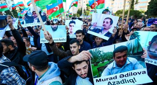Участники антикоррупционного митинга оппозиции с портретами политзаключенных. Баку, 7 октября 2017 г. Фото Азиза Каримова для "Кавказского узла" Участники антикоррупционного митинга оппозиции с портретами политзаключенных. Баку, 7 октября 2017 г. Фото Азиза Каримова для "Кавказского узла"