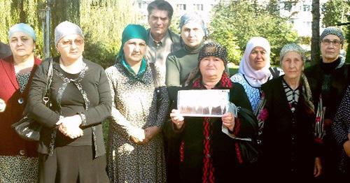 Родственники погибших 13 октября 2005 г. КБР, Нальчик, октябрь 2012 г. Фото Анны Арсеньевой для "Кавказского узла" Родственники погибших 13 октября 2005 г. КБР, Нальчик, октябрь 2012 г. Фото Анны Арсеньевой для "Кавказского узла"
