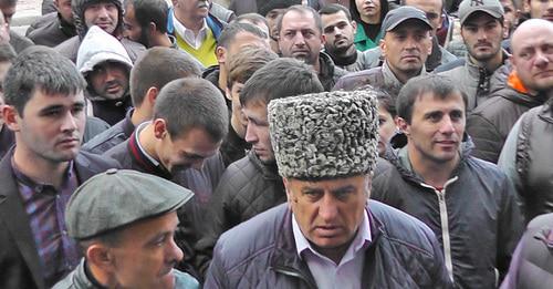 Черкесские активисты у здания Краснодарского краевого суда. 16 октября 2017 г. Фото Анны Грицевич для "Кавказского узла"
Черкесские активисты у здания Краснодарского краевого суда. 16 октября 2017 г. Фото Анны Грицевич для "Кавказского узла"