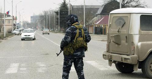 Сотрудник силовых структур. Фото: REUTERS/MAXIM SHEMETOV Сотрудник силовых структур. Фото: REUTERS/MAXIM SHEMETOV