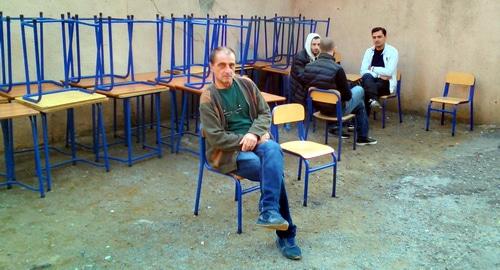 Водитель Заза, избиратель на 21-м участке. Тбилиси, 21 октября 2017 года. Фото Беслана Кмузова для "Кавказского узла" Водитель Заза, избиратель на 21-м участке. Тбилиси, 21 октября 2017 года. Фото Беслана Кмузова для "Кавказского узла"