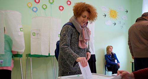 На избирательном участке в Грузии. 21 октября 2017 года, Грузия. https://sputnik-georgia.ru/georgia/20171022/237858518/Zhenshhiny-na-vyborah-v-Gruzii-byli-aktivnee-muzhchin.html На избирательном участке в Грузии. 21 октября 2017 года, Грузия. https://sputnik-georgia.ru/georgia/20171022/237858518/Zhenshhiny-na-vyborah-v-Gruzii-byli-aktivnee-muzhchin.html