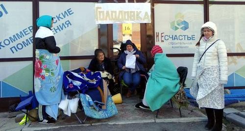 Дольщики "Счастья" у недостроя. 28 сентября 2017 года. Фото Светланы Кравченко для "Кавказского узла". Дольщики "Счастья" у недостроя. 28 сентября 2017 года. Фото Светланы Кравченко для "Кавказского узла".