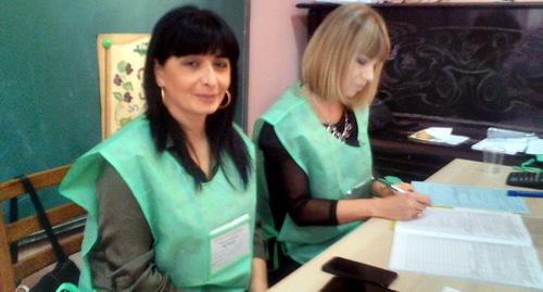 Члены одного из участковых избиркомов в Тбилиси. 21 октября 2017 года. Фото Беслана Кмузова для "Кавказского узла". Члены одного из участковых избиркомов в Тбилиси. 21 октября 2017 года. Фото Беслана Кмузова для "Кавказского узла".