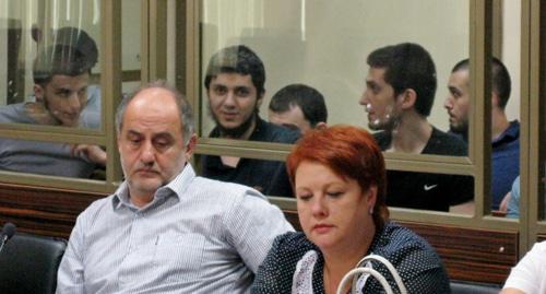 Подсудимые по делу "Орджоникидзевского джамаата" со своими адвокатами Фото Константина Волгина для "Кавказского узла" Подсудимые по делу "Орджоникидзевского джамаата" со своими адвокатами Фото Константина Волгина для "Кавказского узла"