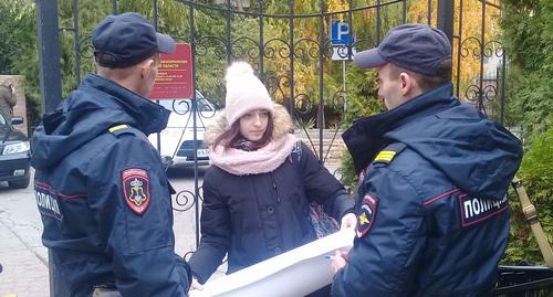 В ходе пикета двое полицейских проверили документы у Веры Иноземцевой. Астрахань, 25 октября 2017 года. Фото Елены Гребенюк для "Кавказского узла".
В ходе пикета двое полицейских проверили документы у Веры Иноземцевой. Астрахань, 25 октября 2017 года. Фото Елены Гребенюк для "Кавказского узла".