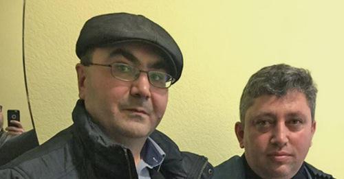 Азербайджанский активист Ялчин Гахраманоглы и журналист Фикрат Гусейнов (справа). Фото: Ялчин Гахраманоглы/RFE/RL Азербайджанский активист Ялчин Гахраманоглы и журналист Фикрат Гусейнов (справа). Фото: Ялчин Гахраманоглы/RFE/RL
