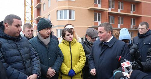 Встреча обманутых дольщиков с губернатором Волгоградской области Андреем Бочаровым (справа). Фото http://cod34.ru/ Встреча обманутых дольщиков с губернатором Волгоградской области Андреем Бочаровым (справа). Фото http://cod34.ru/