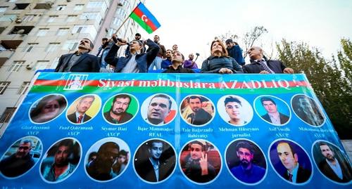 Участники митинга держат плакат с портретами политзаключенных. Баку, 28 октября 2017 года. Фото Азиза Каримова для "Кавказского узла". Участники митинга держат плакат с портретами политзаключенных. Баку, 28 октября 2017 года. Фото Азиза Каримова для "Кавказского узла".