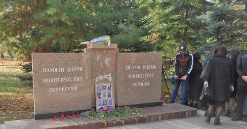 Митинг памяти жертв репрессий у памятника репрессированным жителям Кабардино-Балкарии. Нальчик, 30 октября 2017 г. Фото Людмилы Маратовой для "Кавказского узла" Митинг памяти жертв репрессий у памятника репрессированным жителям Кабардино-Балкарии. Нальчик, 30 октября 2017 г. Фото Людмилы Маратовой для "Кавказского узла"