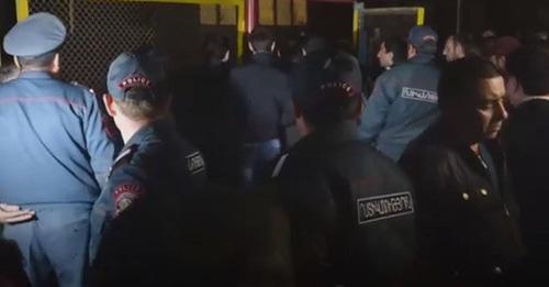 Сотрудники полиции возле армавирского детского сада. Фото https://ru.armeniasputnik.am Сотрудники полиции возле армавирского детского сада. Фото https://ru.armeniasputnik.am