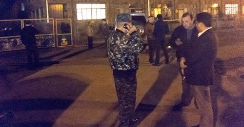 Сотрудники полиции возле детского сада в Армавире. 30 октября 2017 г. Фото https://ru.armeniasputnik.am/ Сотрудники полиции возле детского сада в Армавире. 30 октября 2017 г. Фото https://ru.armeniasputnik.am/