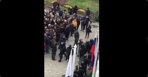 Полиция разогнала акцию жителей Вольного аула в Нальчике. 31 октября 2017 г. Кадр из видео "Кавказского узла" https://www.youtube.com/watch?time_continue=2&v=CZU-tRjWv-w Полиция разогнала акцию жителей Вольного аула в Нальчике. 31 октября 2017 г. Кадр из видео "Кавказского узла" https://www.youtube.com/watch?time_continue=2&v=CZU-tRjWv-w