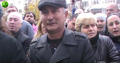 Участники акции перед администрацией города. Нальчик, 31 октября 2017 г. Кадр из видео "Кавказского узла" Участники акции перед администрацией города. Нальчик, 31 октября 2017 г. Кадр из видео "Кавказского узла"