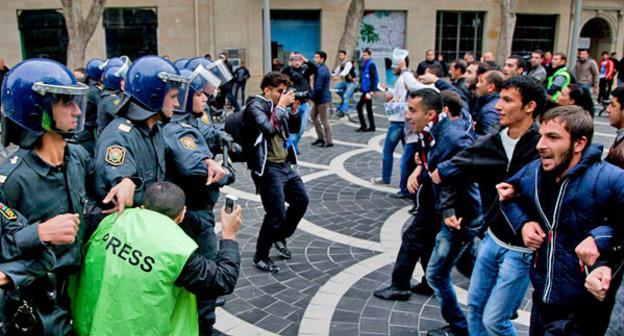 Журналист попал в потасовку между полицией и оппозиционерами на митинге за отставку парламента. 17 ноября 2012 г. Фото: Азиз Каримов для «Кавказского узла» Журналист попал в потасовку между полицией и оппозиционерами на митинге за отставку парламента. 17 ноября 2012 г. Фото: Азиз Каримов для «Кавказского узла»