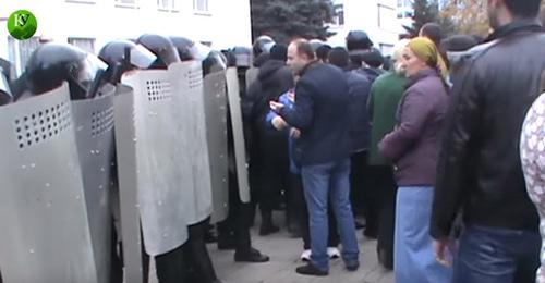 Акция жителей микрорайона Вольный аул, требовавших на площади у мэрии Нальчика встречи с мэром Арсеном Алакаевым. 31 октября 2017 г. Кадр из видео "Кавказского узла" Акция жителей микрорайона Вольный аул, требовавших на площади у мэрии Нальчика встречи с мэром Арсеном Алакаевым. 31 октября 2017 г. Кадр из видео "Кавказского узла"