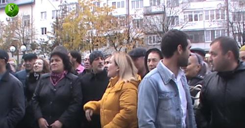 Акция жителей микрорайона Вольный аул, требовавших на площади у мэрии Нальчика встречи с мэром Арсеном Алакаевым. 31 октября 2017 г. Кадр из видео "Кавказского узла" Акция жителей микрорайона Вольный аул, требовавших на площади у мэрии Нальчика встречи с мэром Арсеном Алакаевым. 31 октября 2017 г. Кадр из видео "Кавказского узла"