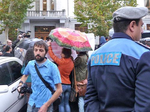 Акция протеста в поддержку арестованных после столкновений с полицией 5 ноября. Ереван, 9 ноября 2013 г. Фото Армине Мартиросян для "Кавказского узла" Акция протеста в поддержку арестованных после столкновений с полицией 5 ноября. Ереван, 9 ноября 2013 г. Фото Армине Мартиросян для "Кавказского узла"