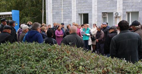 Участники акции протеста шахтеров возле офиса "Кингкоул" в Гуково. Октябрь 2017 г. Фото Вячеслава прудникова для "Кавказского узла" Участники акции протеста шахтеров возле офиса "Кингкоул" в Гуково. Октябрь 2017 г. Фото Вячеслава прудникова для "Кавказского узла"
