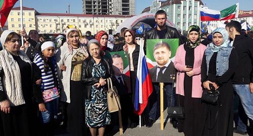 Сотрудники грозненской поликлиники №1 на митинге в честь Дня народного единства 4 ноября 2017 года. Фото: www.instagram.com/p/BbEPeaEDP-U Сотрудники грозненской поликлиники №1 на митинге в честь Дня народного единства 4 ноября 2017 года. Фото: www.instagram.com/p/BbEPeaEDP-U